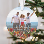 Photo de Noël vintage de Mele Kalikimaka<br><div class="desc">L'ornement photo de Noël à l'hawaïenne,  avec une photo préférée ornée d'une couverture foncée au fond,  le Noël hawaïen saluant 'Mele Kalikimaka' dans l'élégante typographie script de calligraphie blanche,  décoré de fleurs tropicales vintages et feuillage botanique et votre nom.</div>