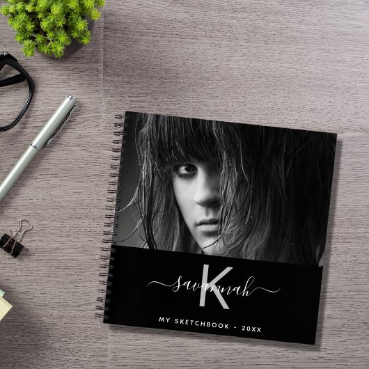 Photo du carnet de croquis noir blanc nom monograp