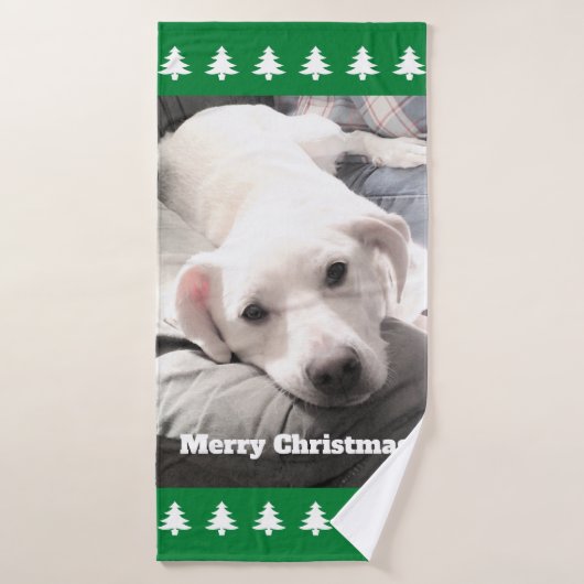 Photo du chien blanc mignon arbres de Noël verts (Serviette de bain)