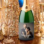 Photo d'une mariée et d'une chambre de mariage per<br><div class="desc">Toast à la mariée et au marié avec du vin mousseux qui est personnalisé avec une photo du couple heureux. Cette conception a un modèle texte à customiser avec les noms de la mariée et du marié et la date du mariage ainsi qu'un modèle photo pour télécharger votre photo désirée....</div>