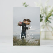 Photo élégante avec carte rsvp de typographie mode (Debout devant)