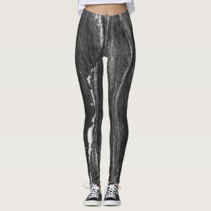 Photo en noir et blanc d'un leggings de mer orageu