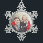 Photo Engagé Flocon de neige Ornement de Noël<br><div class="desc">Le cadeau personnalisé parfait pour la mariée et le marié à mettre en scène un script de calligraphie qui dit "engagé",  une photo et l'année.</div>