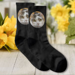 Photo et nom personnalisés de l'animal de compagni<br><div class="desc">Téléchargez une photo, ajoutez un nom et créez facilement vos chaussettes photo personnalisées. Cliquez sur PERSONNALISER pour modifier la couleur de l'arrière - plan ou la couleur du texte. Vous pouvez TRANSFÉRER ce DESIGN sur d'autres produits Zazzle et l'ajuster à la plupart des articles Zazzle. Vous pouvez également cliquer sur...</div>