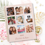 Photo famille collage rose or blush rose 2025<br><div class="desc">Faites votre propre collage photo de famille unique en cadeau pour votre mère, votre femme ou vous-même. Utilisez quatre, 9 de vos photos préférées de votre famille, amis, destination de voyage de rêve ou animal de compagnie! Personnalisez et ajoutez un nom et une année. Le nom est écrit avec un...</div>