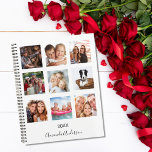 Photo famille de collage monogramme blanc 2025<br><div class="desc">Faites votre propre collage photo de famille unique en cadeau pour votre mère, votre femme ou vous-même. Utilisez quatre, 9 de vos photos préférées de votre famille, amis, destination de voyage de rêve ou animal de compagnie! Personnalisez et ajoutez un nom et une année. Le nom est écrit avec un...</div>