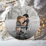 Photo First Christmas Engagé White Script<br><div class="desc">Commémorez votre fiançailles avec ce magnifique ornement de gardien moderne. Le texte blanc dit "Notre premier Noël engagé", avec le mot "engagé" dans un élégant script d'écriture manuscrite avec des fioritures avant et après. Remplacez l'exemple d'image par votre photo préférée, et ajoutez vos noms et l'année. Un filtre dégradé foncé...</div>
