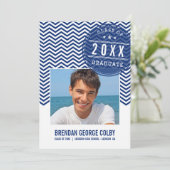 PHOTO GRAD INVITATION bold chevron royal marine bl (Debout devant)