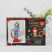 Photo Invitation d'anniversaire de pompier Camion (Debout devant)