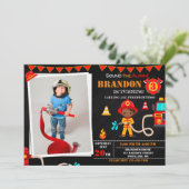 Photo Invitation d'anniversaire de pompier Camion (Debout devant)