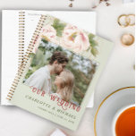 Photo Mariage personnalisée Blush et Sage Floral<br><div class="desc">Photo Mariage personnalisé Blush Pink Peony Floral Planner dispose d'une photo personnalisable entourée d'aquarelle rose pivoine et de fleurs de ligne d'or, avec lettrage manuel moderne typographie de script sur l'arrière - plan vert sage subtil. ♥ Affichez la collection sur cette page pour trouver les produits correspondants. customisez-le avec votre...</div>