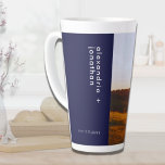 Photo Mariage personnalisée Marine Latte Mug bleu<br><div class="desc">Savourez votre café ou votre thé du matin avec cette Mug en latte bleu marine élégante et personnalisée. Avec votre photo mariage préférée avec vos noms dans une police sans serif moderne sur une bannière bleu marine, cette tasse en latte est parfaite pour savourer votre tasse quotidienne de joe ou...</div>