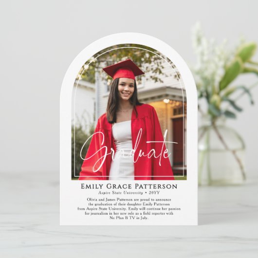 Photo Moderne Arch Script Graduation Faire-part (Debout devant)