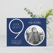 Photo moderne bleu marine 90th Birthday Invitation (Debout devant)