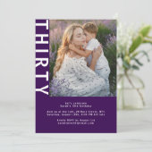 Photo moderne Dark Purple 30th Birthday Invitation (Debout devant)