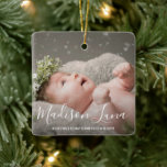 Photo moderne élégante Babys Premier Noël<br><div class="desc">Un ornement moderne de Noël faire-part de naissance avec deux de vos photos préférées et une typographie élégante. Le côté avant a le nom du bébé dans un grand format de police d'écriture blanche sur votre photo de fond de sang préféré. La face arrière a la deuxième photo avec les...</div>