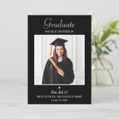 Photo moderne Invitation de graduation noir et bla (Debout devant)