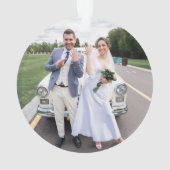 Photo moderne mariée et joyeuse (dos)