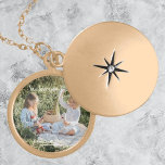 Photo moderne Nous t'aimons Maman Collier<br><div class="desc">Express votre amour pour maman avec une photo moderne We Love you Mom Collier. Le design de collier propose un placement photo pour ajouter votre propre image,  un accueil "We Love You Mom !" et des noms d'enfants personnalisés en typographie élégante. Autres cadeaux disponibles avec ce design.</div>