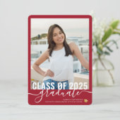 Photo Moderne Red Graduation Open House Invitation (Debout devant)