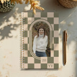Photo moderne Retro Green À damiers Motif Arch<br><div class="desc">Ajoutez une touche de charme vintage à votre vie quotidienne grâce à notre planificateur photo moderne Retro Green À damiers Motif Arch. Doté d'un design vert et audacieux et attrayant, il est associé à un cadre photo élégant en arc de cercle. Ajoutez votre photo, votre nom et un monogramme personnalisé...</div>