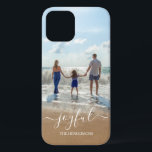 Photo Nom de famille Joy Otterbox Coque<br><div class="desc">Fêtez votre famille avec ce coque personnalisé iPhone 12.
Il a un modèle photo et le mot Joyful dans la typographie élégante.
Customisez-le en remplaçant la photo par une de vos propres et en ajoutant votre nom.</div>