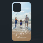 Photo Nom de famille Joy Otterbox Coque<br><div class="desc">Fêtez votre famille avec ce coque personnalisé iPhone 12.
Il a un modèle photo et le mot Joyful dans la typographie élégante.
Customisez-le en remplaçant la photo par une de vos propres et en ajoutant votre nom.</div>