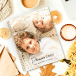 Photo Personnalisée 2025 Moderne Créez votre propr<br><div class="desc">2025 Photo Personnalisée Moderne Créez Votre Propre Planificateur De Famille. Une typographie élégante avec un design photo unique. Insérez vos propres photos de famille pour en créer une d'un planificateur de famille gentil.</div>
