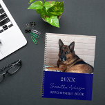 Photo personnalisée chat animal marine bleu 2026<br><div class="desc">Un arrière - plan bleu marine. Personnalisez et ajoutez votre année,  nom et texte. Le nom est écrit en blanc avec un grand script de style à la main moderne.</div>