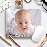 Photo personnalisée do-it-yourself Amour moderne C<br><div class="desc">"Amour." Un visuel amusant et ludique de l'écriture manuscrite blanche et des coeurs mignons et ludiques contre la photo de votre choix, aide à garder l'amour dans votre coeur tout au long de la semaine. Faites passer le bonheur et la joie chaque fois que vous utilisez ce tapis de souris...</div>
