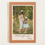 Photo personnalisée en terre cuite simple et éléga<br><div class="desc">Planifiez vos jours,  vos semaines et vos mois avec ce planificateur en terre cuite désert simple et élégant,  avec votre photo préférée et personnalisée avec votre nom. Super idée cadeau.</div>