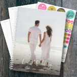 Photo personnalisée Mariage mensuel hebdomadaire<br><div class="desc">Wedding planner avec votre photo préférée à l'avant et la même ou une autre photo à l'arrière - personnalisée avec vos détails en lettres chic. Le planificateur comprend des mises en page mensuelles et hebdomadaires,  12 mois,  60 pages avec couverture souple laminée à l'avant et à l'arrière.</div>