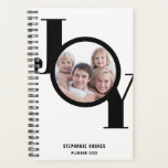 Photo personnalisée moderne Noir 2023<br><div class="desc">Ce planificateur 2023 élégant et moderne présente le mot JOY en typographie noire en gras sur un arrière - plan blanc. Facilement personnalisable avec votre photo,  année et nom.</div>
