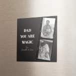 Photo personnalisée 'Papa, tu es magique' Deux Pèr<br><div class="desc">Célébrez la magie de la paternité avec notre aimant personnalisé "Papa, tu es magique" ! Ce design unique présente un arrière - plan noir élégant, une photo chère de deux pères, et le message sincère "Papa, tu es magique". Ajoutez une touche spéciale en la customisant avec le nom de vos...</div>