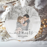 Photo personnalisée Premier Marié Noël Gris Script<br><div class="desc">Commémorez le premier Noël de votre mariage avec ce magnifique ornement de gardiens moderne. Le texte gris indique "Notre premier Noël en tant que Monsieur et Madame", avec les mots "Monsieur et Madame" dans un élégant script d'écriture avec des fioritures avant et après. Remplacez l'exemple d'image par votre photo préférée,...</div>