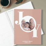 Photo personnalisée rose Gold<br><div class="desc">Ce planificateur moderne 2023 utilise le mot JOY dans la typographie stylée sur un arrière - plan doré rose rose. Facilement personnalisable avec votre photo,  nom et année.</div>