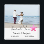 Photo personnalisée Starfish Beach Mariage Faveur<br><div class="desc">Photo personnalisée Starfish Beach Wedding L'aimant Favor dispose d'étoiles de mer, texte & modèle photo de couple mariage. Un cadeau de mariage parfait pour vos invités. Il sera adapté au thème mariage comme plage, tropical, côtier, Hawaii ou destinations mariage. Veuillez cliquer sur le bouton Personnaliser pour le customiser avec votre...</div>