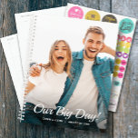 Photo personnelle Wedding planner mensuel hebdomad<br><div class="desc">Wedding planner avec votre photo préférée sur le devant - personnalisée avec vos détails en lettres chic. Le planificateur comprend des mises en page mensuelles et hebdomadaires,  12 mois,  60 pages avec couverture souple laminée à l'avant et à l'arrière.</div>