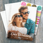 Photo personnelle Wedding planner mensuel hebdomad<br><div class="desc">Wedding planner avec votre photo préférée sur le devant - personnalisée avec vos détails en lettres chic. Le planificateur comprend des mises en page mensuelles et hebdomadaires,  12 mois,  60 pages avec couverture souple laminée à l'avant et à l'arrière.</div>