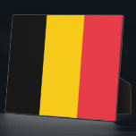 Photo Plaque Drapeau Belge<br><div class="desc">Ajoutez une touche distinguée à votre décor de maison ou de bureau grâce à notre plaque exclusive avec le drapeau de la Belgique ! Réalisée avec soin dans le détail, cette plaque est plus qu’un simple objet décoratif, c’est une célébration de la culture et de l’histoire de la Belgique. Le...</div>