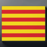 Photo Plaque Drapeau Catalogne<br><div class="desc">Célébrez l'identité et la fierté catalanes avec cette plaque patriotique qui met en vedette le vibrant drapeau de Catalogne ! Cette pièce d'exposition accrocheuse présente les rayures rouges et jaunes audacieuses du Senyera, un symbole puissant de l'histoire, de la culture et de l'identité régionale de la Catalogne. Que vous décoriez...</div>