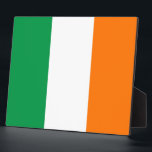 Photo Plaque drapeau irlandais<br><div class="desc">Améliorez votre décor avec notre plaque distinguée avec le drapeau de l'Irlande! Réalisée avec une attention minutieuse aux détails, cette plaque est plus qu'une simple pièce décorative, c'est une célébration du patrimoine irlandais et de la fierté nationale. Le design audacieux présente fièrement les éléments emblématiques du drapeau irlandais, symbolisant la...</div>
