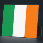 Photo Plaque drapeau irlandais<br><div class="desc">Améliorez votre décor avec notre plaque distinguée avec le drapeau de l'Irlande! Réalisée avec une attention minutieuse aux détails, cette plaque est plus qu'une simple pièce décorative, c'est une célébration du patrimoine irlandais et de la fierté nationale. Le design audacieux présente fièrement les éléments emblématiques du drapeau irlandais, symbolisant la...</div>