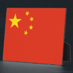 Photo Plaque du drapeau chinois<br><div class="desc">Améliorez votre décor avec notre plaque distinguée avec le drapeau de la Chine! Réalisée avec une attention minutieuse aux détails, cette plaque est plus qu'une simple pièce décorative, c'est une célébration du patrimoine chinois et de la fierté nationale. Le design audacieux présente fièrement les éléments emblématiques du drapeau chinois, dont...</div>