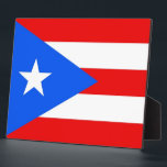 Photo Plaque du drapeau de l'État de Porto Rico<br><div class="desc">Ajoutez une touche vibrante d'esprit portoricain à votre décor de maison ou de bureau avec notre plaque exclusive avec le drapeau de Porto Rico! Réalisée avec une attention minutieuse aux détails, cette plaque n'est pas seulement décorative, c'est une célébration du patrimoine portoricain et de la fierté culturelle. Le design audacieux...</div>