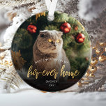 Photo pour animaux First Christmas Forever Home Sc<br><div class="desc">Commémorez le premier Noël de votre animal de compagnie dans votre nouvelle maison avec ce magnifique ornement de gardien moderne. Le texte dit "Premier Noël dans ma maison de fourrure", avec les mots "fourrure-maison" dans l'élégant script de fausse feuille d'or. Remplacez l'exemple d'image par une photo de votre chat ou...</div>