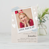 Photo Regardez qui fête ses 77 ans Invitation (Debout devant)