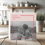 Photo rose et rouge Cadeau de la fête des mères<br><div class="desc">Montrez votre appréciation pour Maman avec ce cadeau personnalisé Pink and Red Photo Mère's Day! Customisez cet article spécial avec une photo qui vous fait partager vos plus beaux souvenirs. Qu'il s'agisse d'un portrait de famille, d'un moment franc ou d'un instantané préféré, ce don réfléchi va certainement réchauffer son coeur....</div>