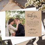 Photo : Rustic Modern Kraft Style Merci Mariage<br><div class="desc">Elégant carte de remerciements photo à l'ambiance rustique et moderne. Beaux détails de calligraphie manuscrits. Possibilité d'ajouter un message à imprimer ou à écrire un message à la main plus tard à la maison. Style papier Kraft look, nous avons décidé de ne pas utiliser de papier Kraft normal car il...</div>