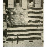 Photo Sculpture Bannière étoilée : drapeau américain à l'écran<br><div class="desc">La foule avança, les yeux attirés par le drapeau colossal tendit haut contre le côté du bâtiment. C'était un spectacle à voir, sa taille immense éclipsant même les plus grands personnages de la foule. Les rayures et les étoiles, jadis vibrantes, portaient maintenant les marques du temps et de la bataille....</div>